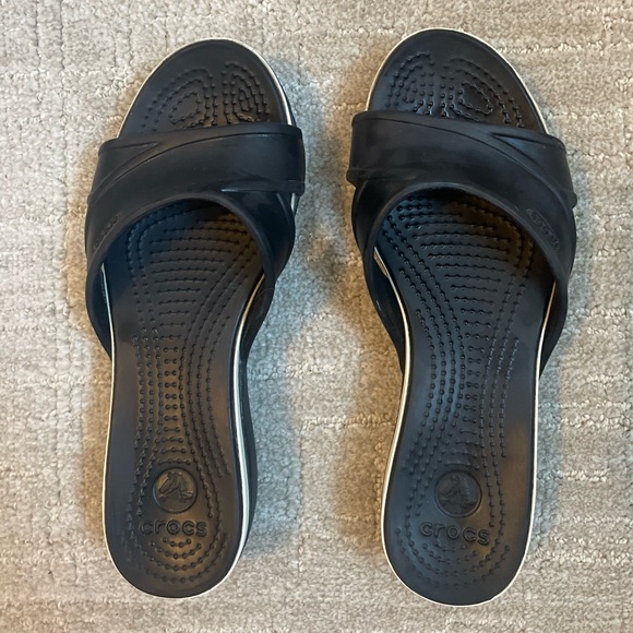 BLACK WHITE CROCS OPEN TOE WEDGE SLIDES 7 **AS IS - Picture 3 of 5